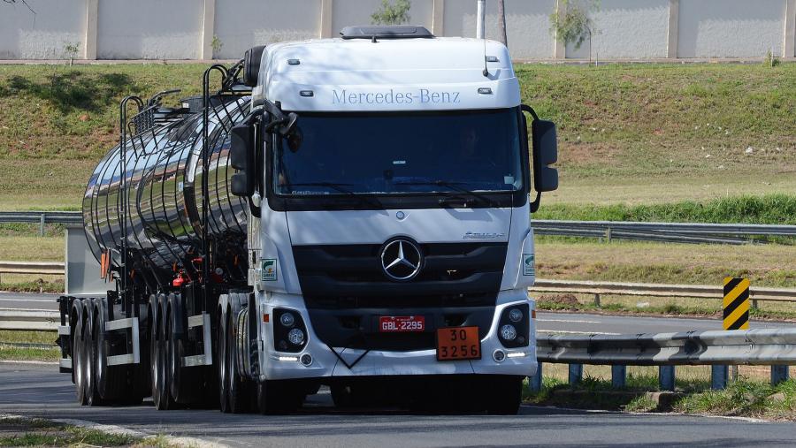  Mercedes-Benz Actros 2651 6x4 Tanker 2017 года  (BR) (фото 1 из 3)